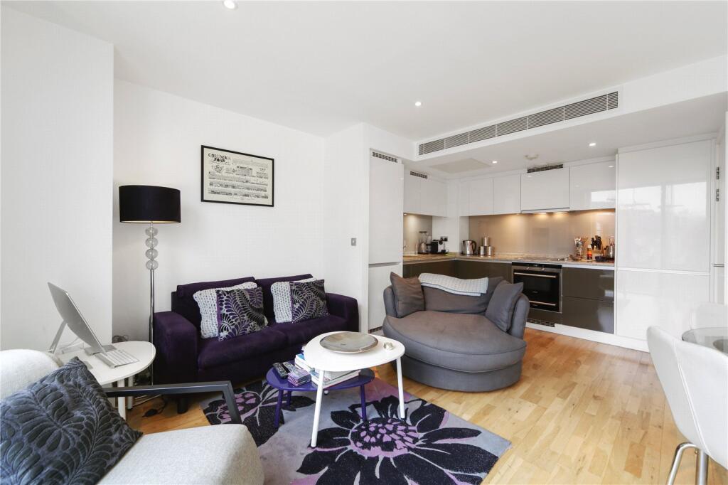 1-bed flat on Landmark East Tower, Marsh Wall E14, £388,000
