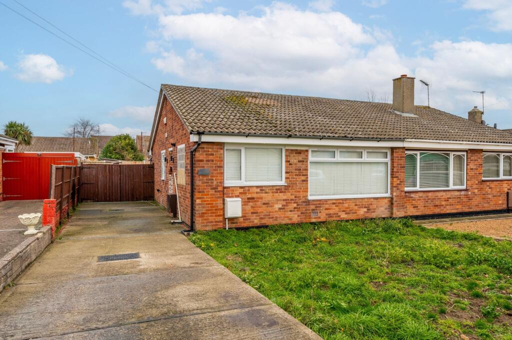 2-bed bungalow on Belaugh Avenue, Lowestoft, £240,000
