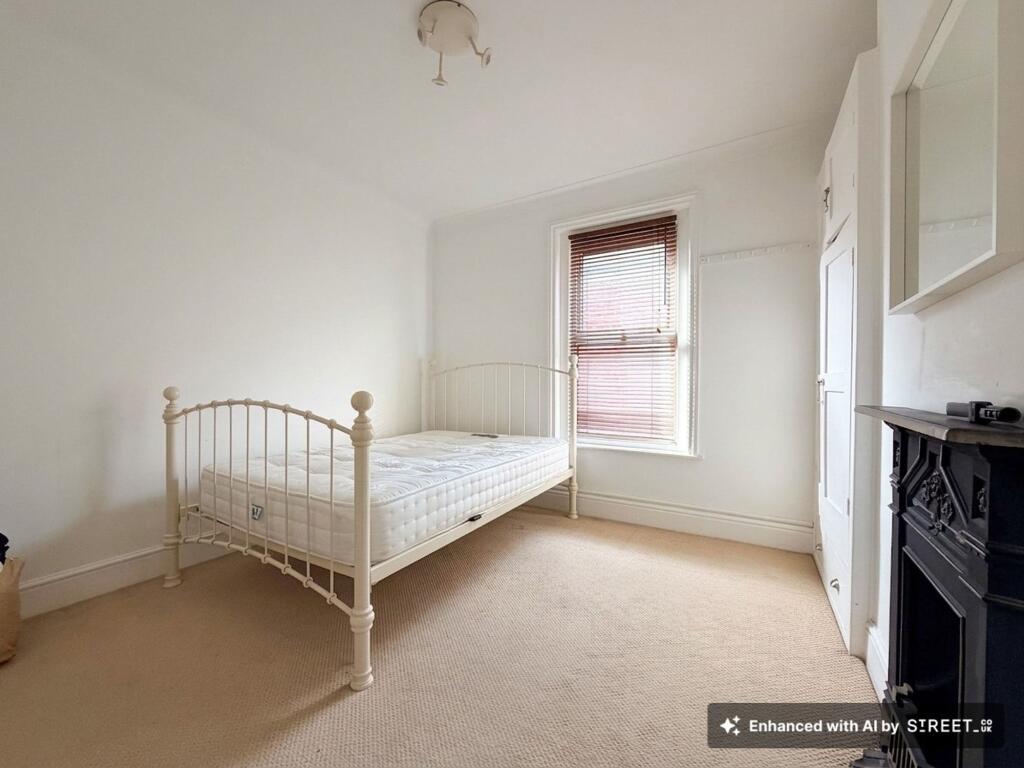 Apartment in Southampton - View 5