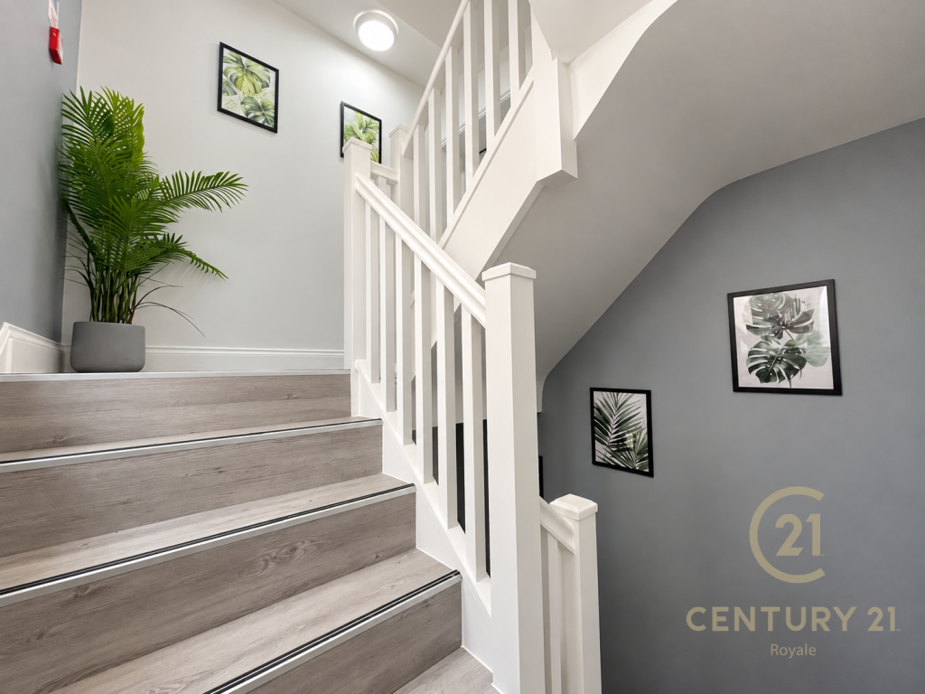 House in London, Royal Borough of Kingston upon Thames - More