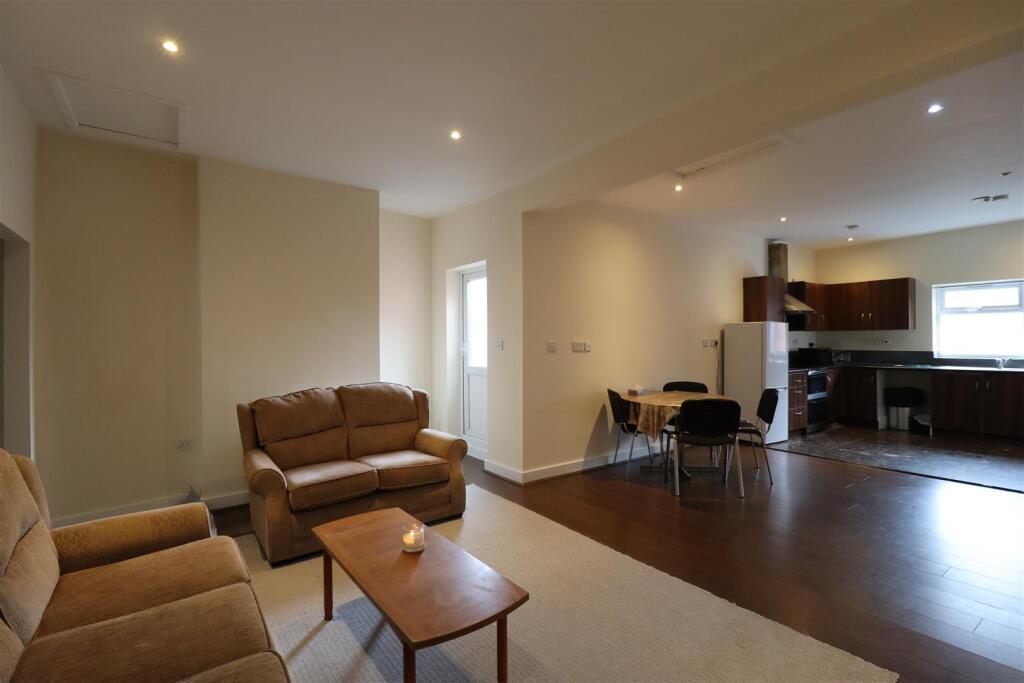 Main image of property: 39a High Street King Heath B14 7BH