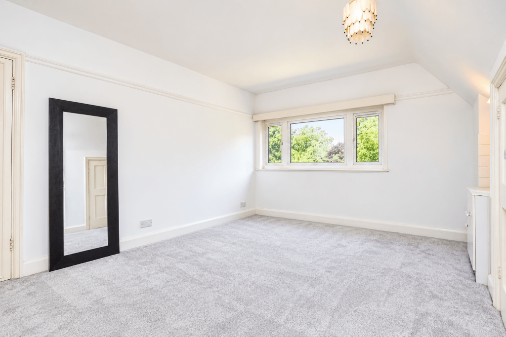 House in Sutton - More