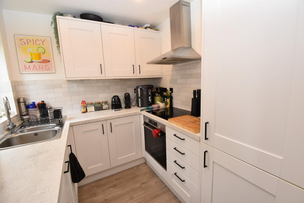 Harcourt Close, Urmston, M41 photo 4