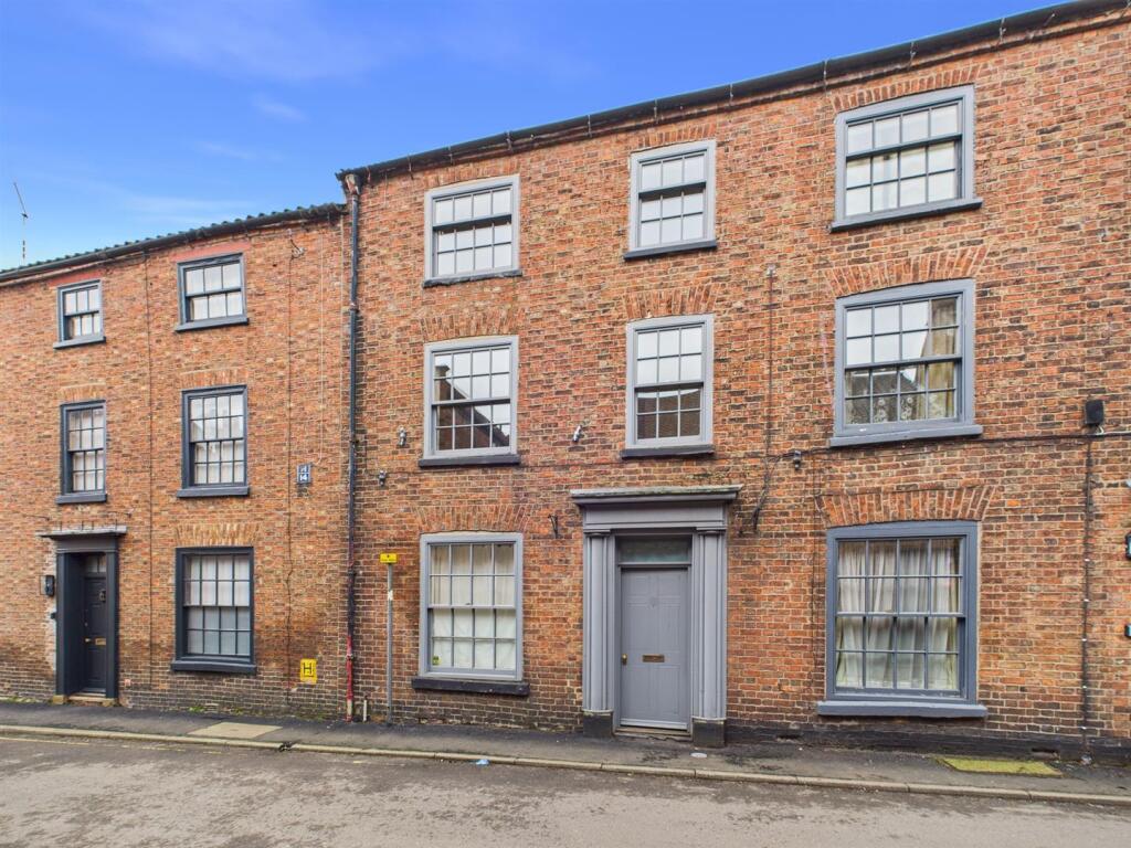 3-bed terraced on 10 Banks Street, Horncastle, £115,000