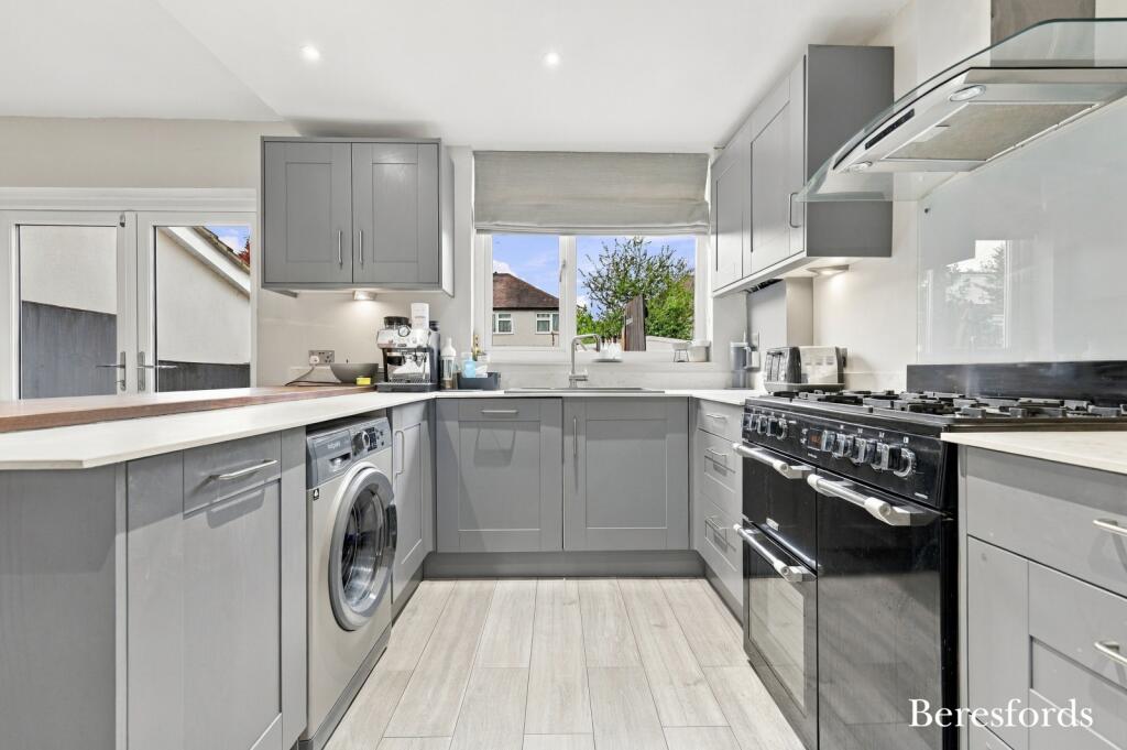 House in Brentwood, Hutton Mount - View 5