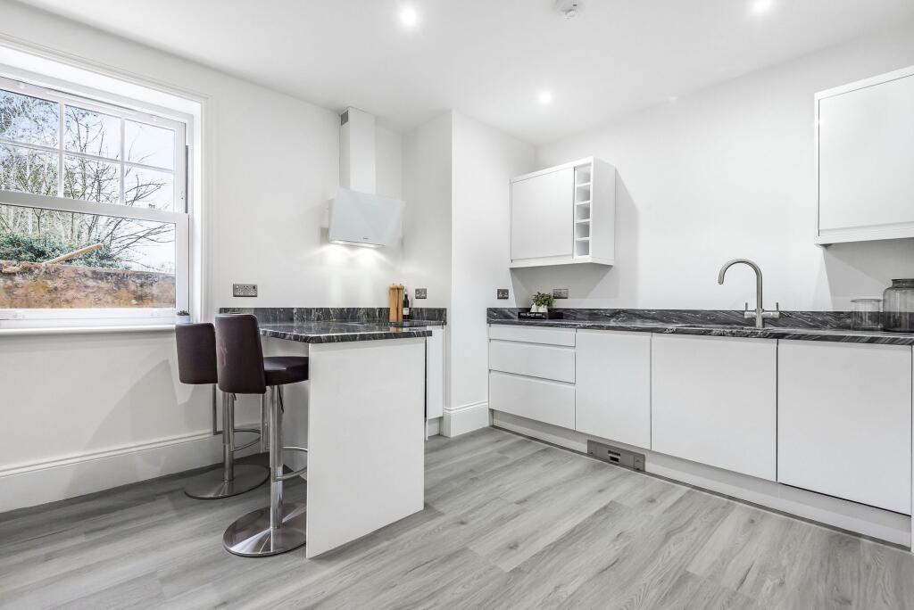 Apartment in Kingston upon Thames - More