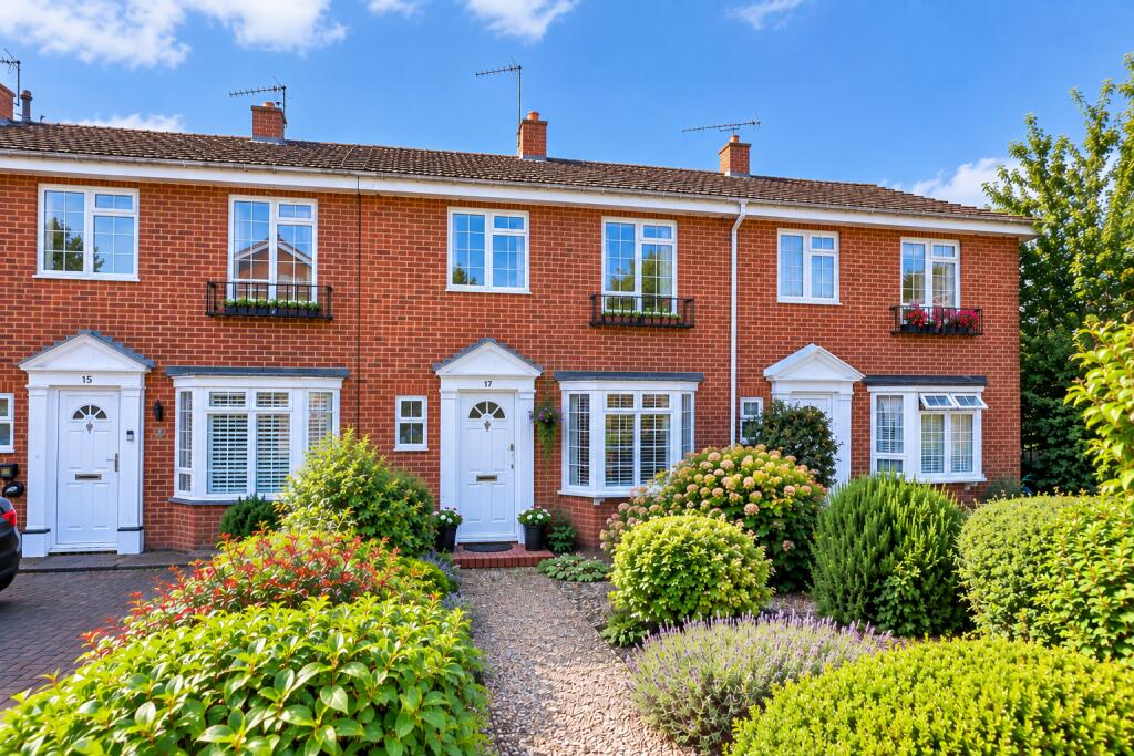 3-bed terraced on Wynbury Drive, High Wycombe, HP13, £425,000