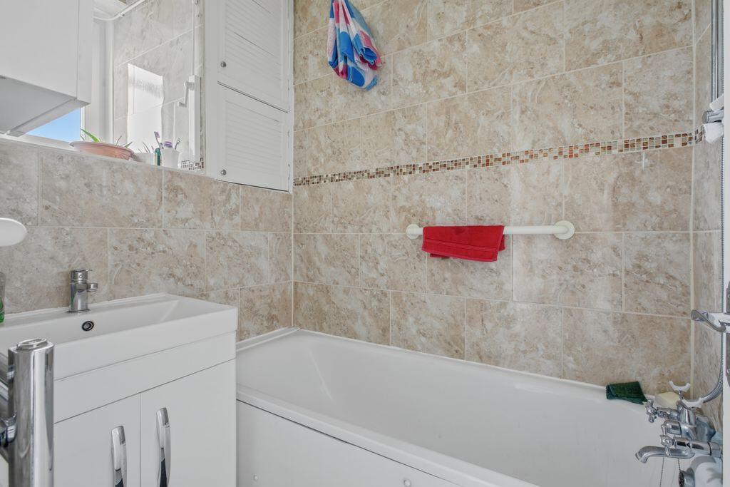 Apartment in London, Bancroft Estate, Bethnal Green - More