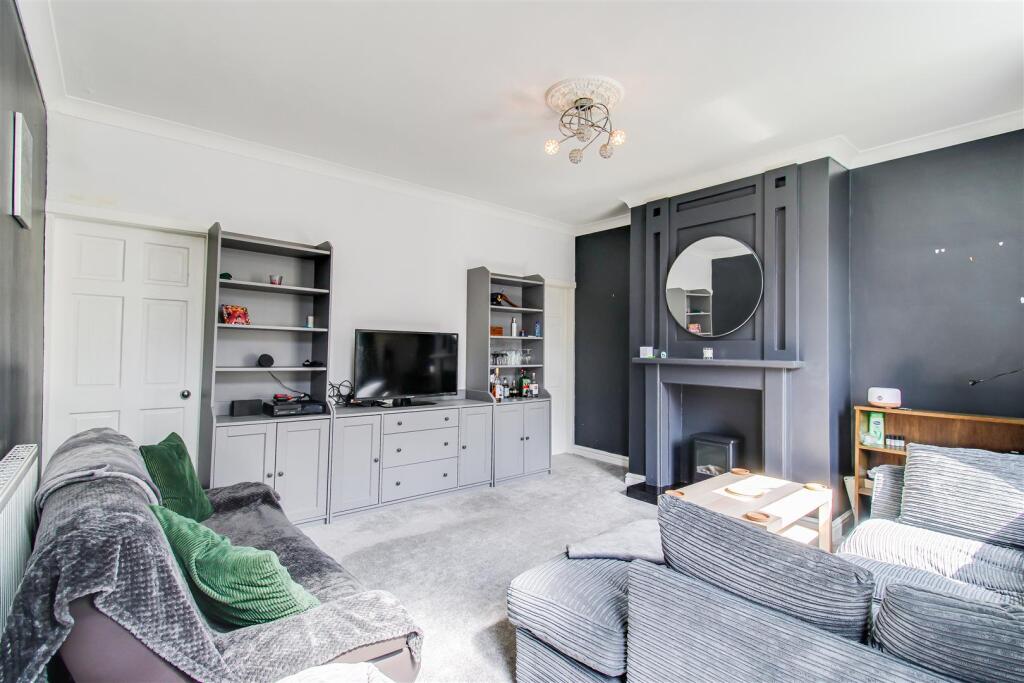 House in Wakefield, Flanshaw - More