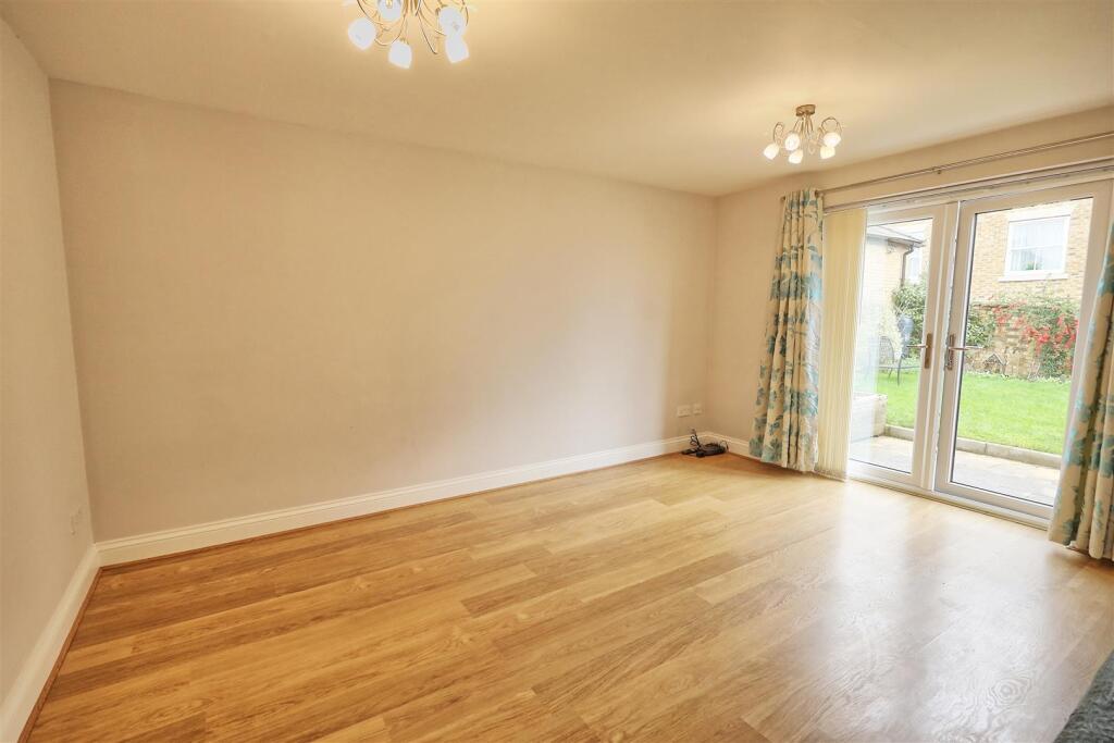Greenways - Ware - Ground Floor Garden Flat photo 2