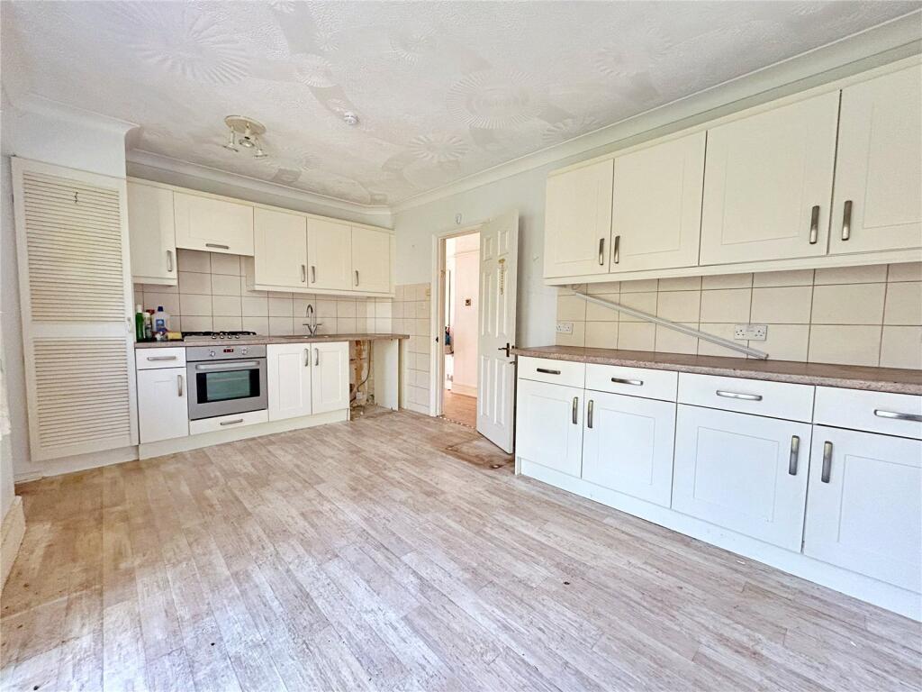 Highland Avenue, Highcliffe, Christchurch, Dorset, BH23 photo 4