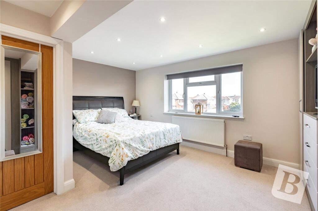 Wells Gardens, Rainham, RM13 photo 4