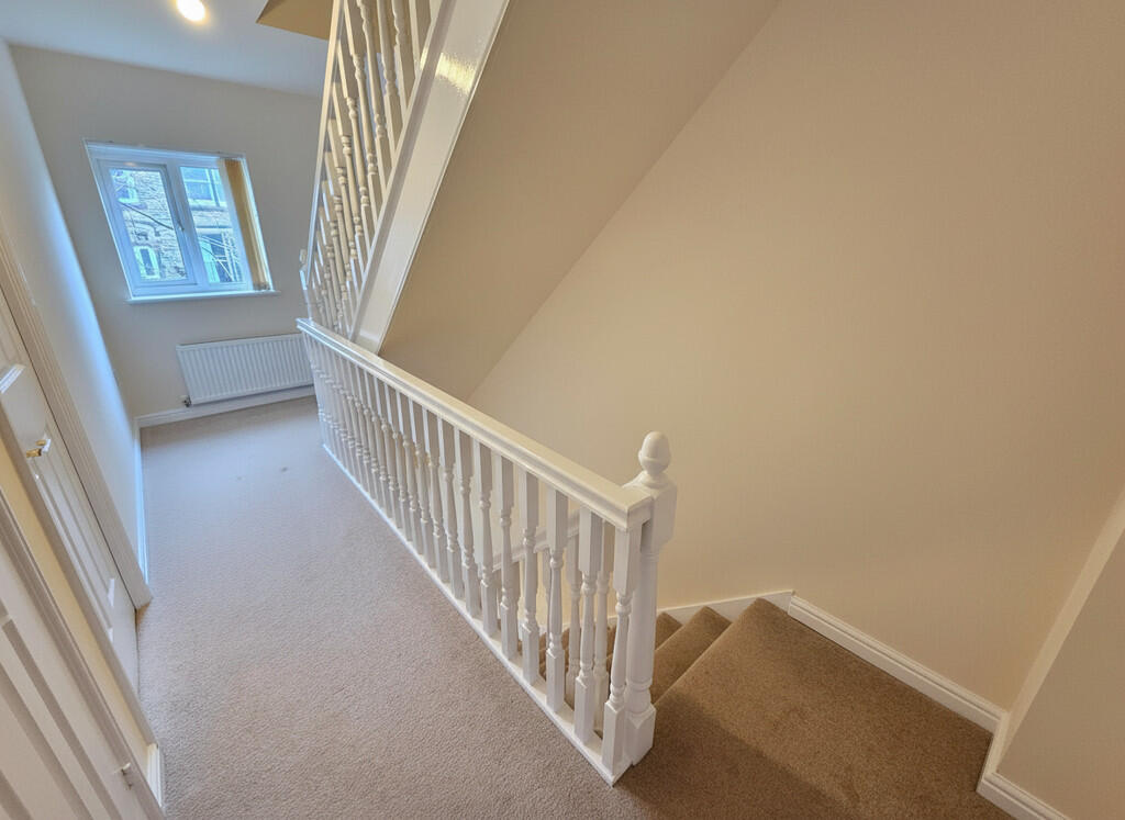 Holly bank Road, Lindley - View 4