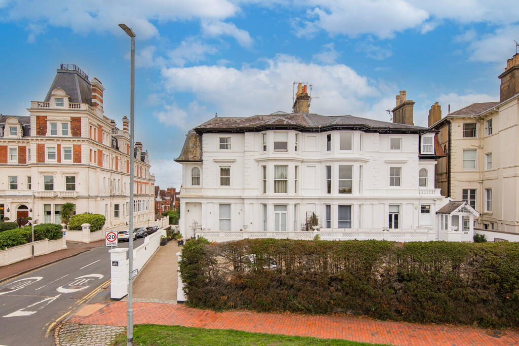 2-bed flat on Mount Ephraim, Tunbridge Wells, £325,000