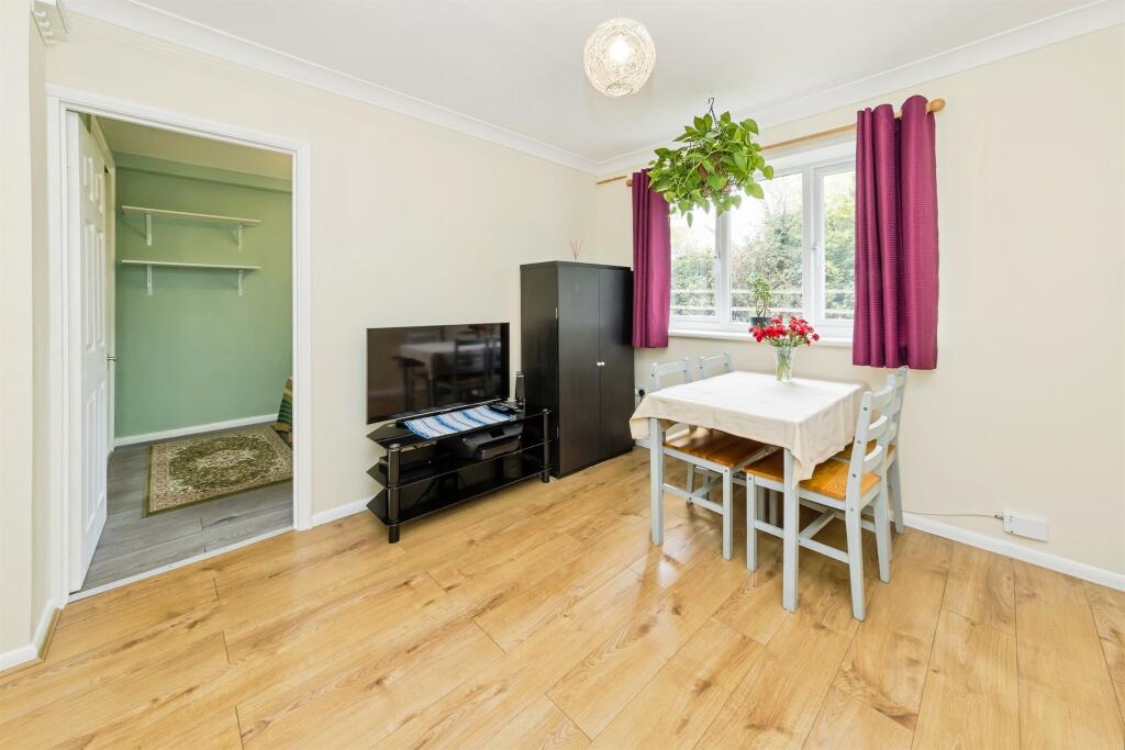 Apartment in Redhill - View 4