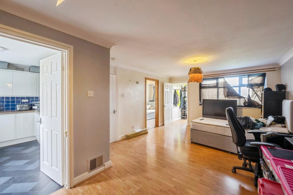Huntingdon Crescent, Burton-Upon-Stather, Scunthorpe photo 4