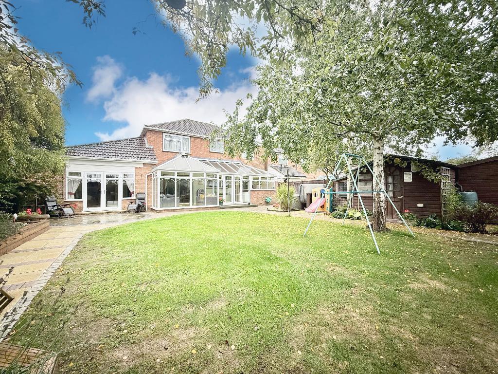 Hillview Crescent, Warden Hills, Luton, Bedfordshire, LU2 7AA photo 2