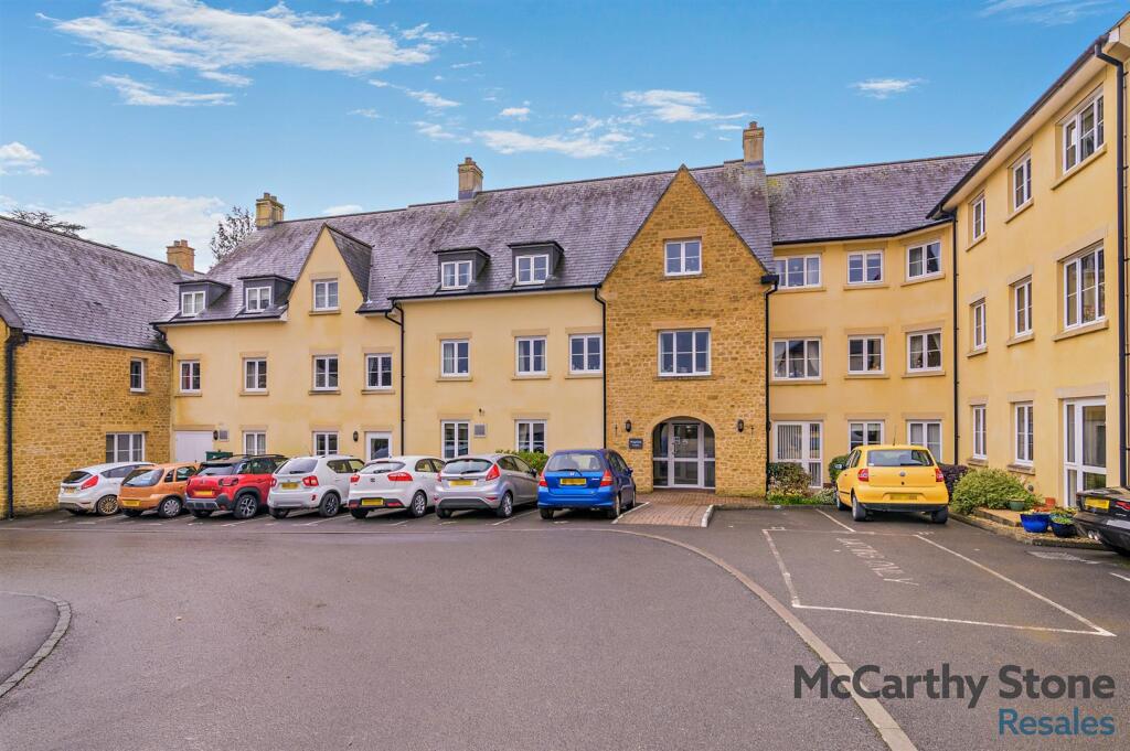1-bed flat on Wingfield Court, Lenthay Road, Sherborne, DT9 6EG, £130,000