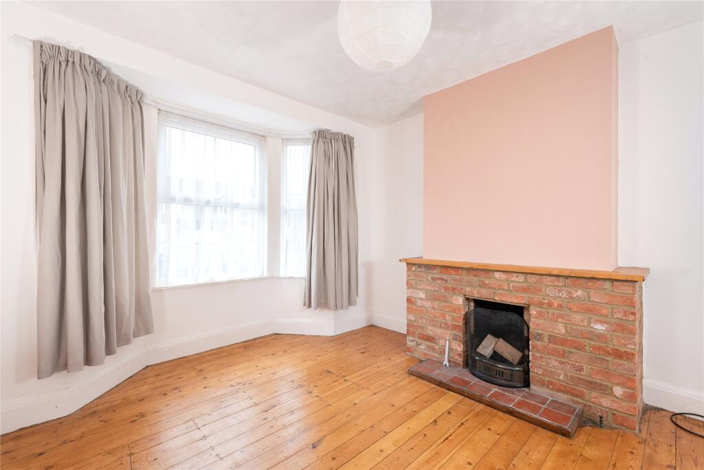 House in Newport Pagnell, Tickford End - View 2