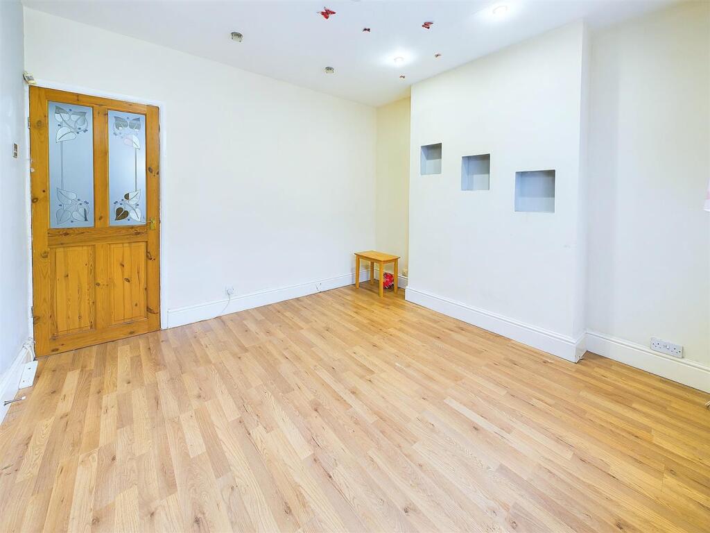House in Nuneaton and Bedworth, Warwickshire - View 2