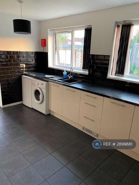 4 bedroom semi-detached house for rent