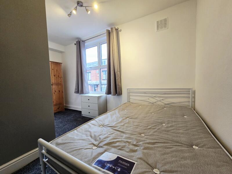 House in Leeds, West Yorkshire - View 4