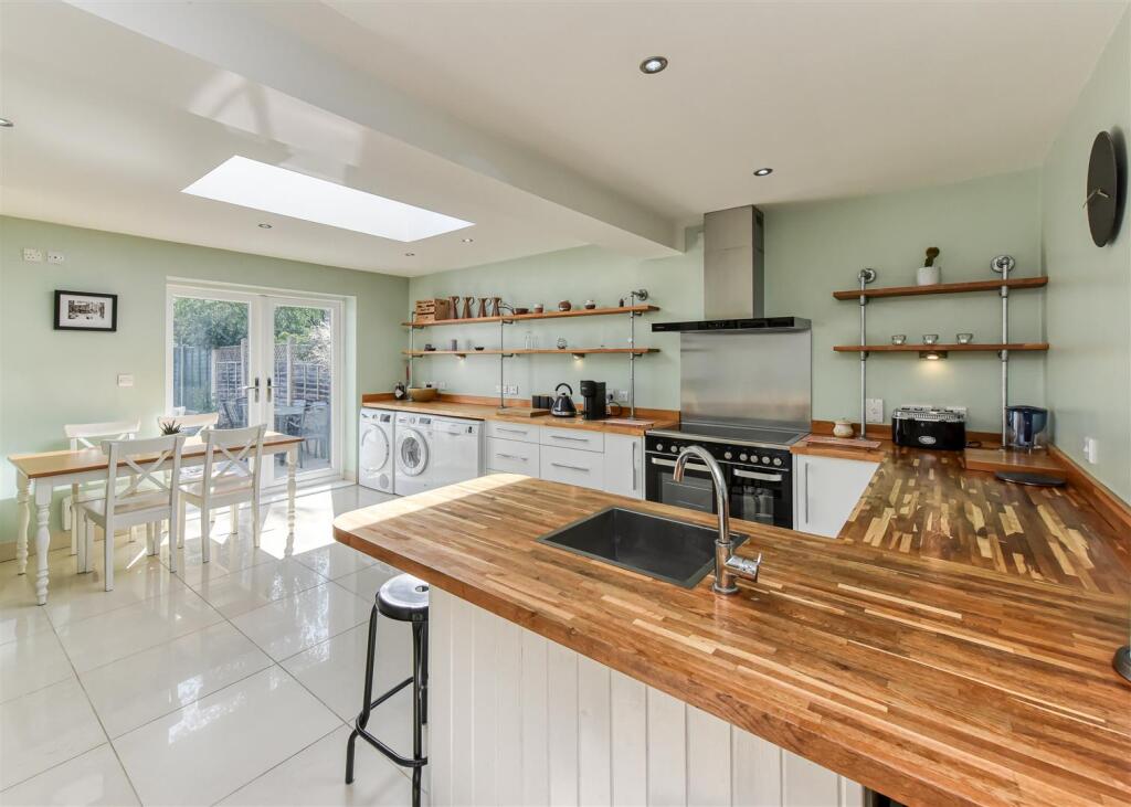 72 Chillington Drive, Codsall, Wolverhampton, WV8 1AU photo 4