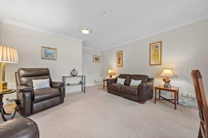 Apartment in Glasgow, Blairtummock, Garrowhill - More