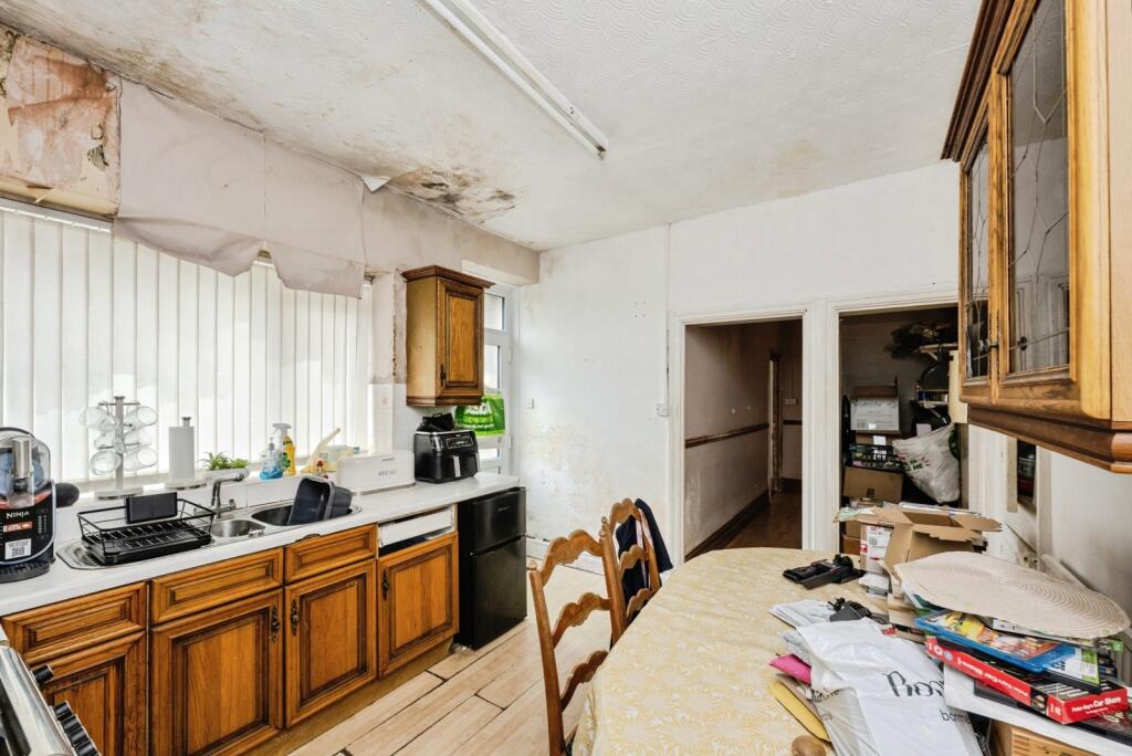 House in Pontarddulais - More
