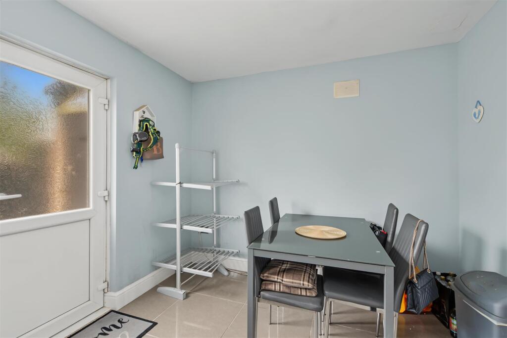 Cambridge Crescent, Stapleford, Nottingham - View 5