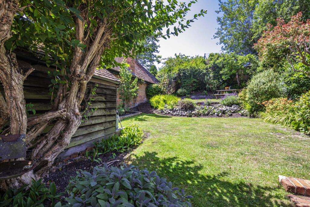 1 Place Manor Cottages , Streatley on Thames - More