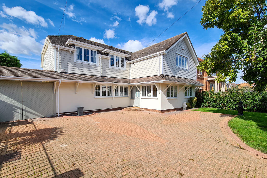 Wraysbury, Berkshire photo 2