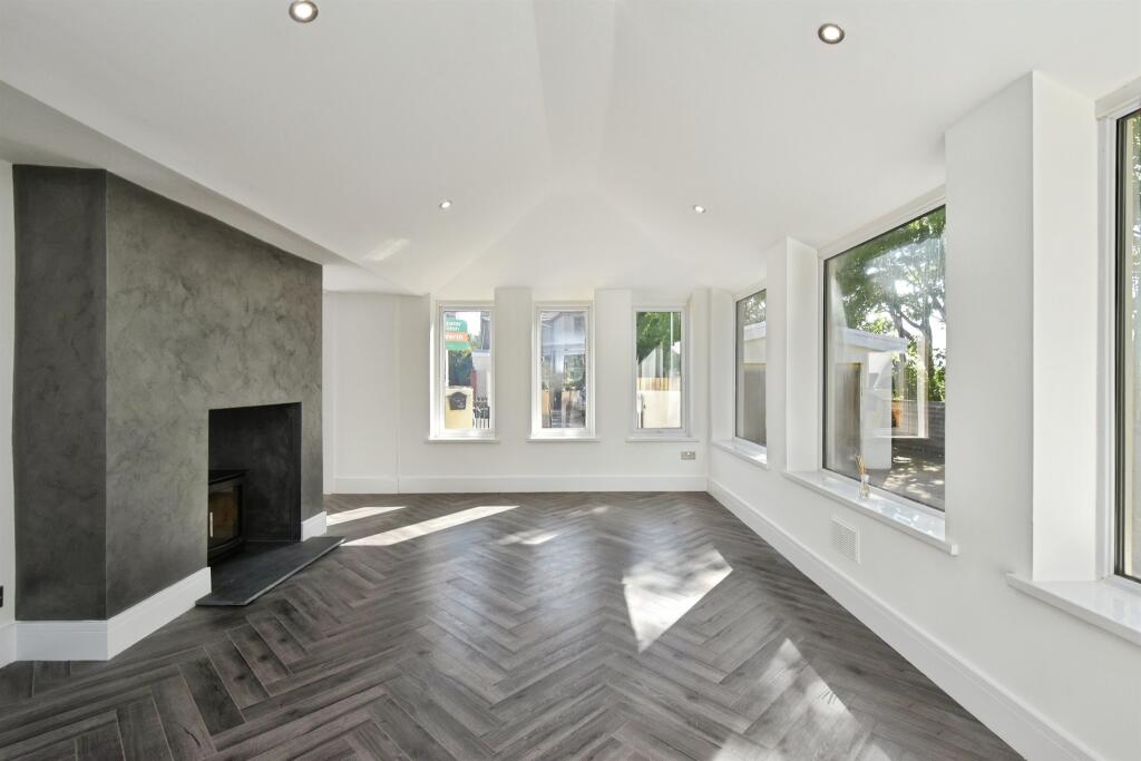 Meadow Close, Hirwaun, Aberdare photo 4