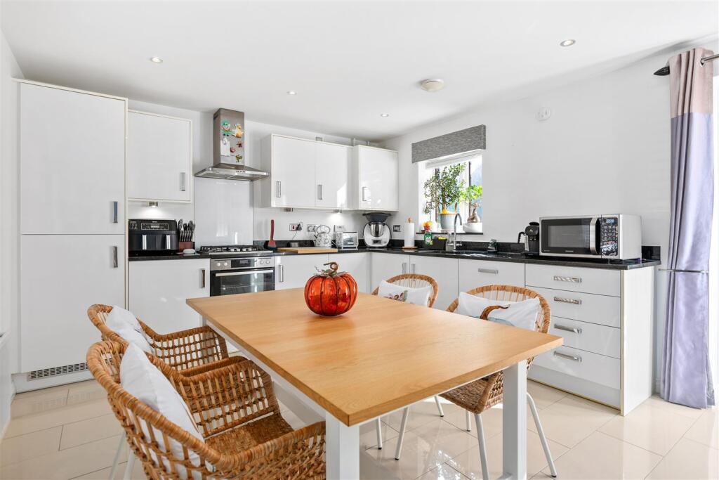 House in Stevenage, Stotfold - View 4