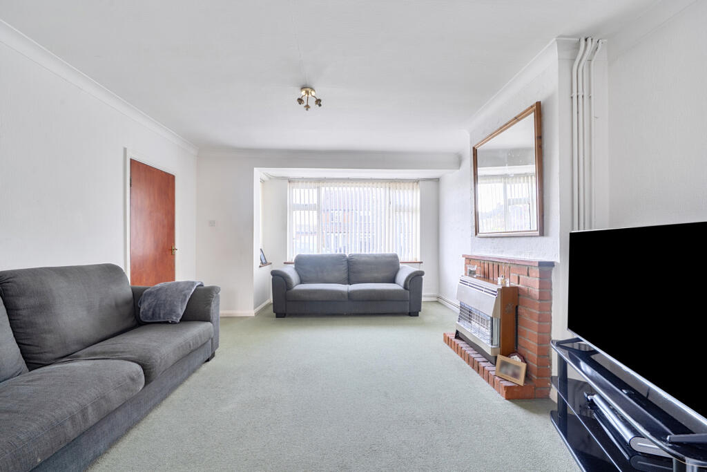 Edinburgh Drive, Ickenham, Uxbridge photo 2