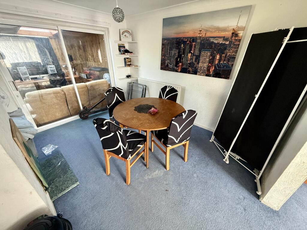 House in Luton - View 5