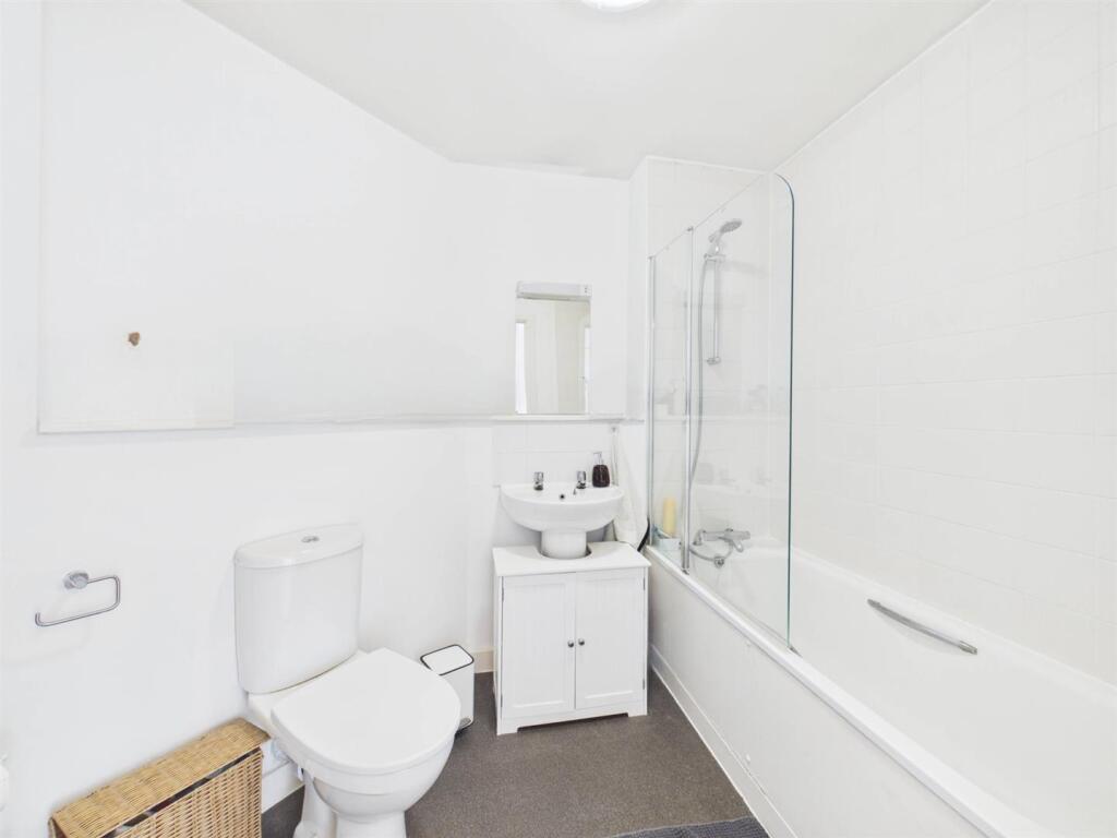 Apartment in London, London Borough of Hillingdon - View 5