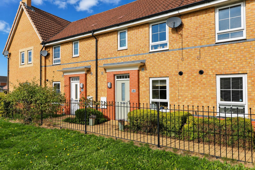 3-bed terraced on Holland Park, Kingswood, Hull, £180,000