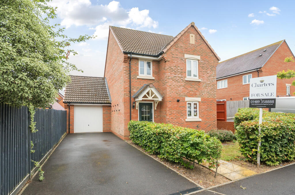 3-bed detached on Rothschild Drive, Sarisbury Green, Southampton, Hampshire, SO31, £420,000