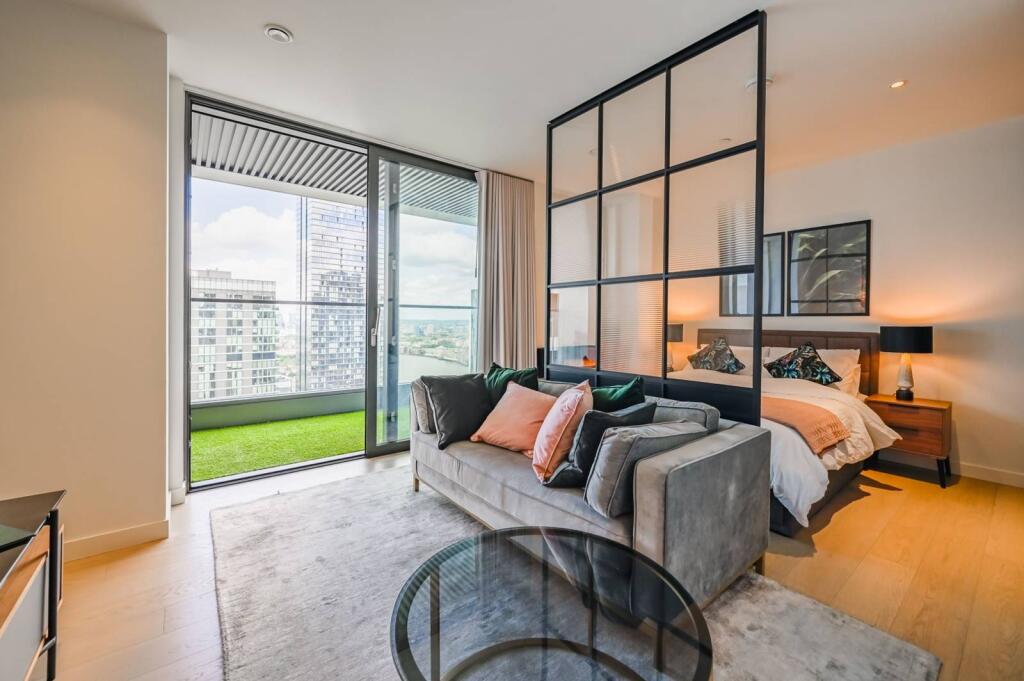 Studio flat on Bagshaw Building, Canary Wharf, London, E14, £435,000
