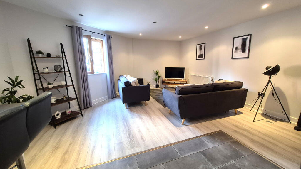 Apartment in Cheshire, City of Chester - View 4