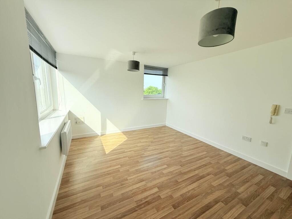 Apartment in Knowsley, Kirkby - View 3