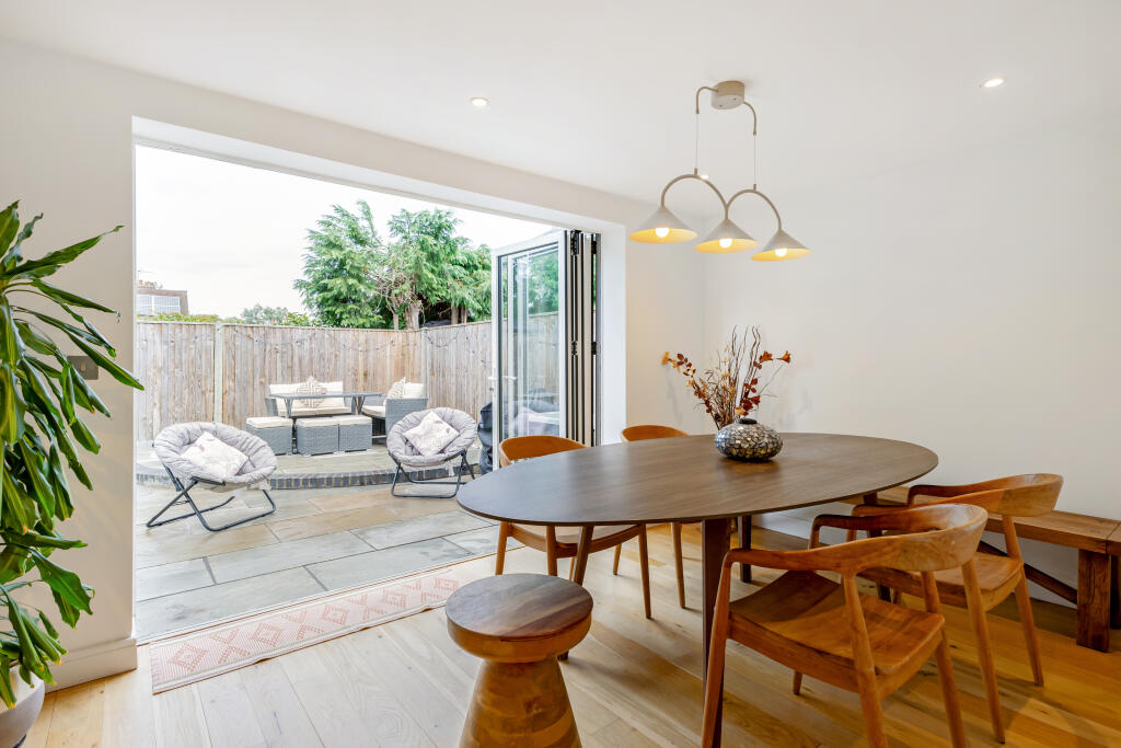 House in Teddington, Hampton Hill - More