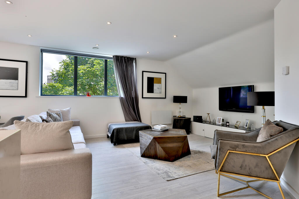 3-bed flat on Penleys Grove Street, York, YO31, £500,000