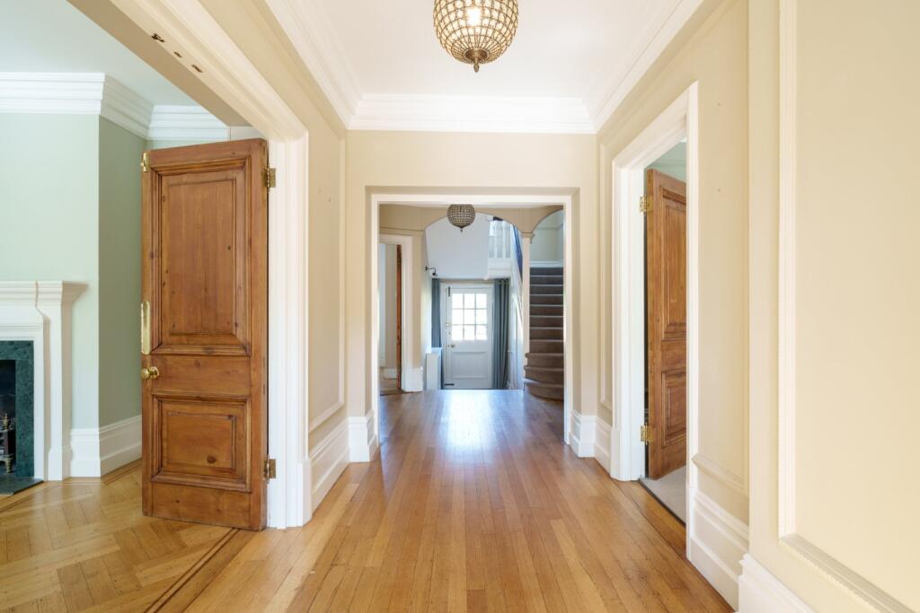 House in Kingston upon Thames - More