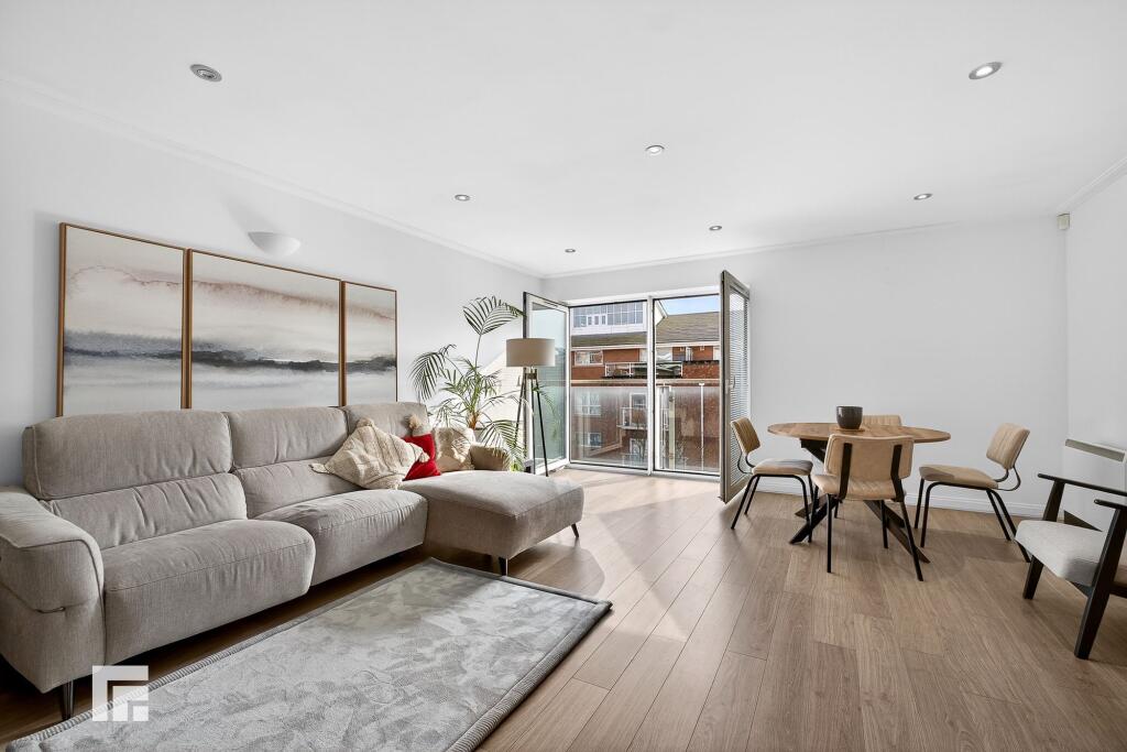 Apartment in Cardiff, Century Wharf, Butetown - View 2
