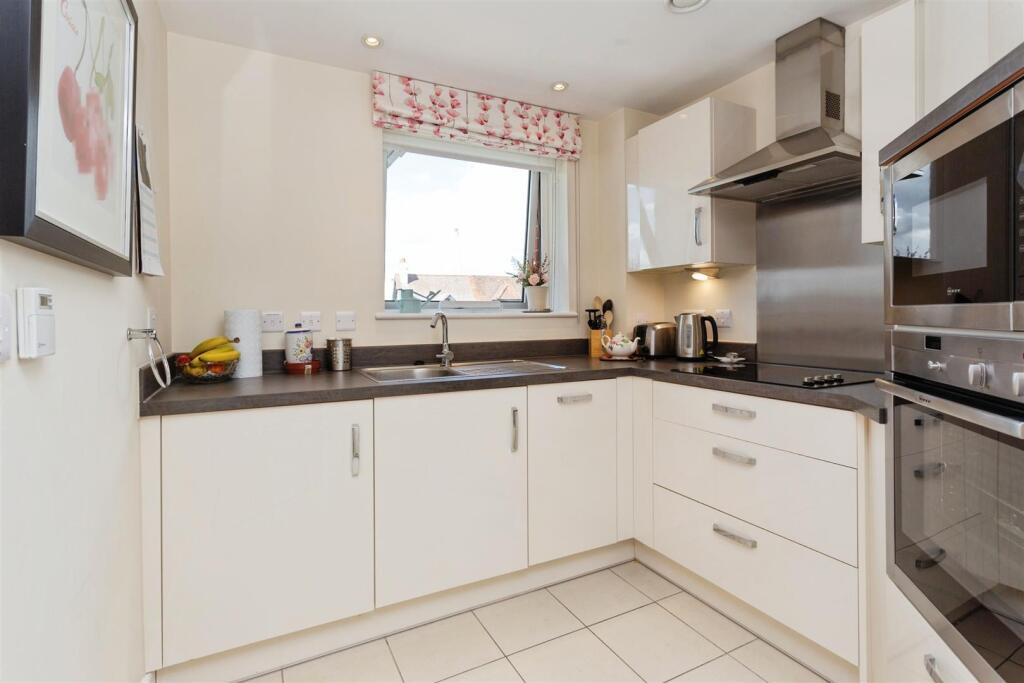 Apartment in Southall - View 3