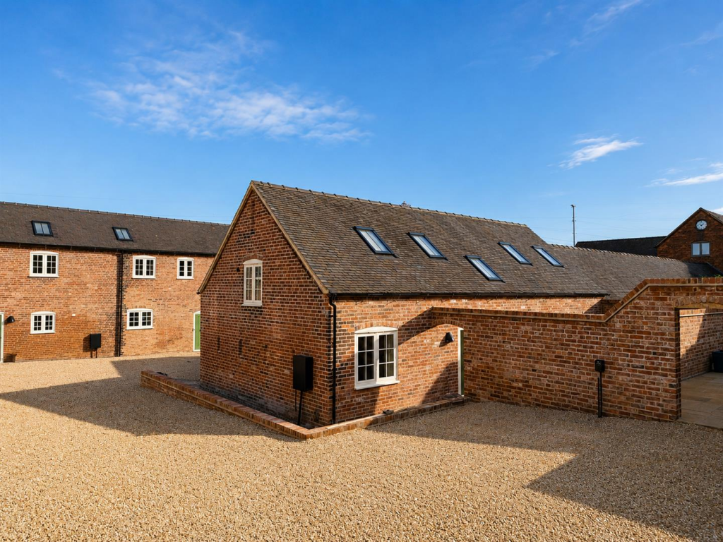 Manor Farm, Drakelow Road, Walton-On-Trent photo 3