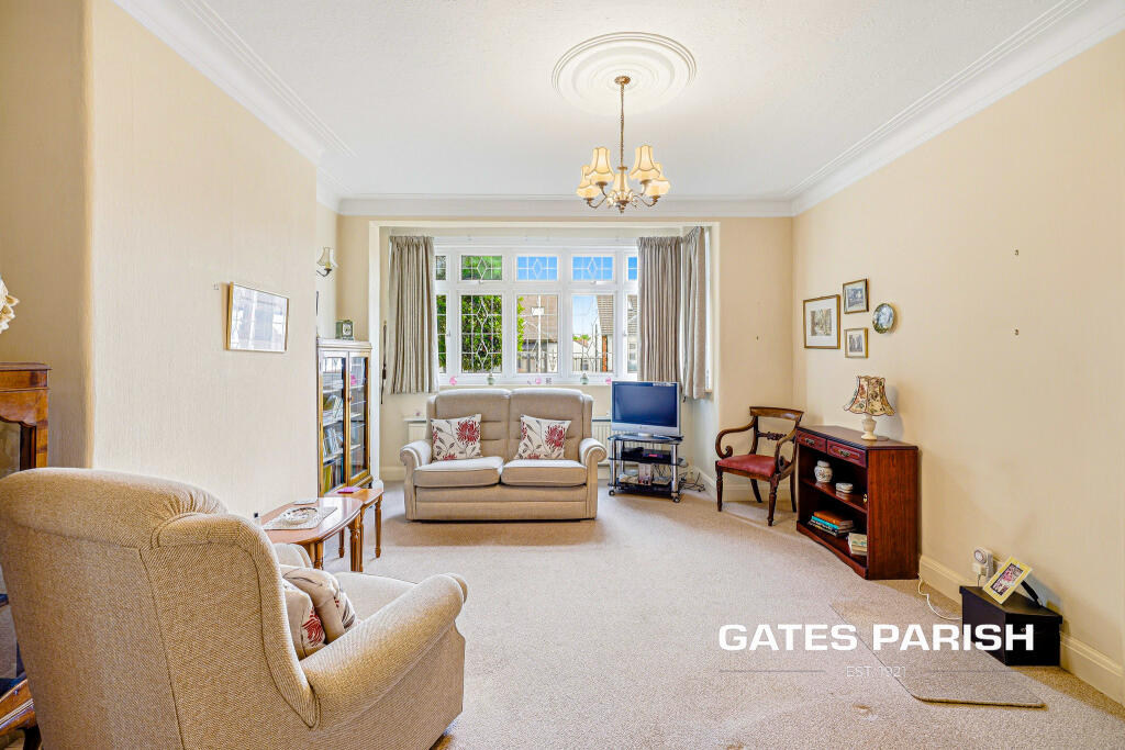 Tudor Gardens, Gidea Park, RM2 photo 4