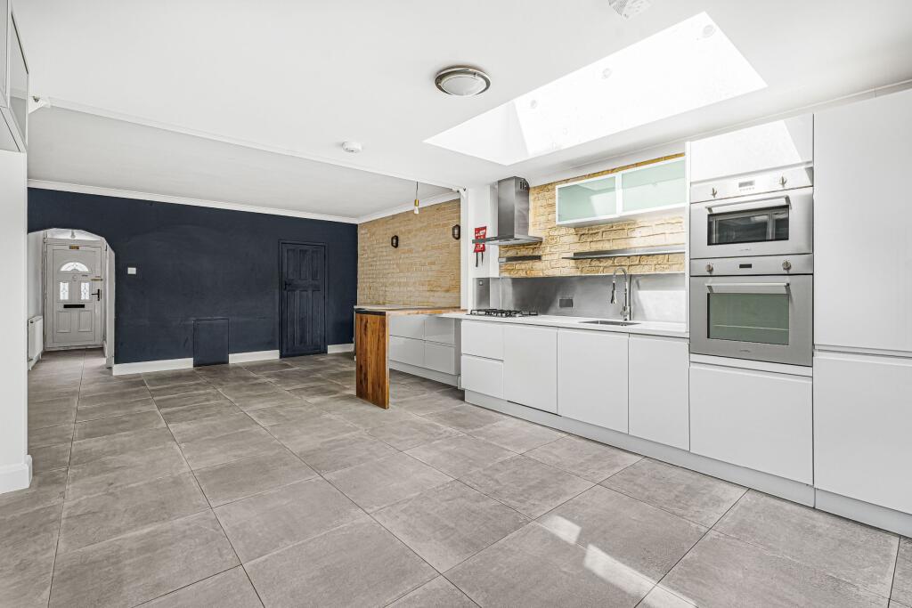 House in London, Chapel End, Highams Park - More